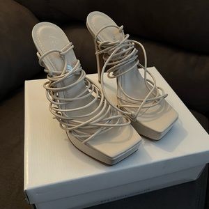 L’INTERVALLE heels